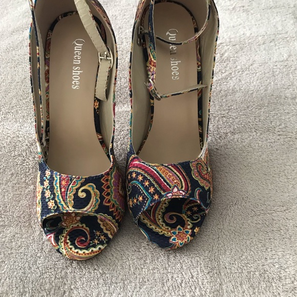 Beautiful Pattern Heels - Picture 6 of 6